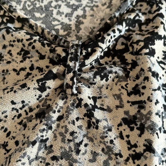 Jaclyn Smith Front Gathered V-Neck Blouse Short Sleeves Paint Splatter Design M - Picture 4 of 16